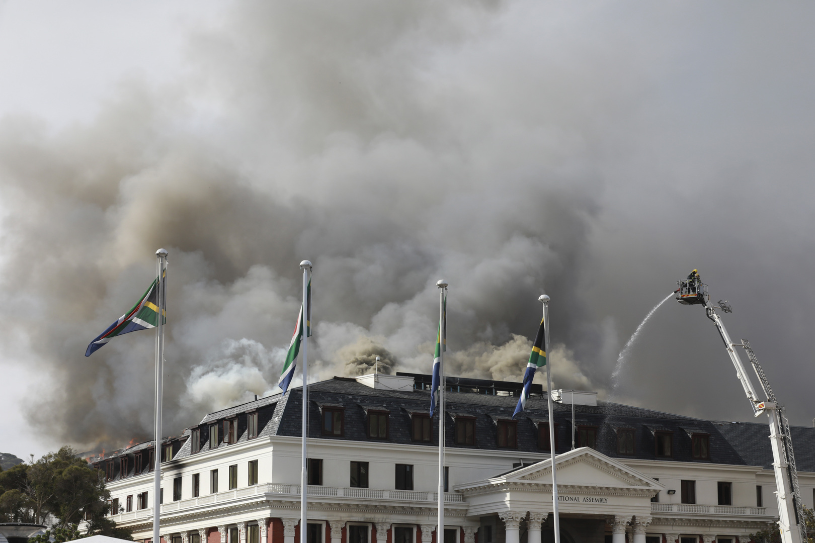توجيه تهمة الإرهاب للمتهم بحريق البرلمان في جنوب إفريقيا