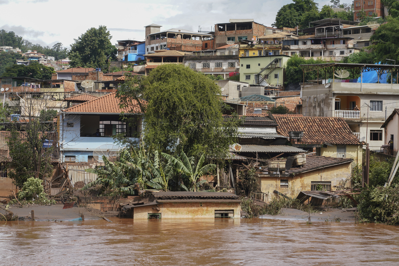 12 قتيلا في انهيارات أرضية بولاية ميناس غيرايس البرازيلية