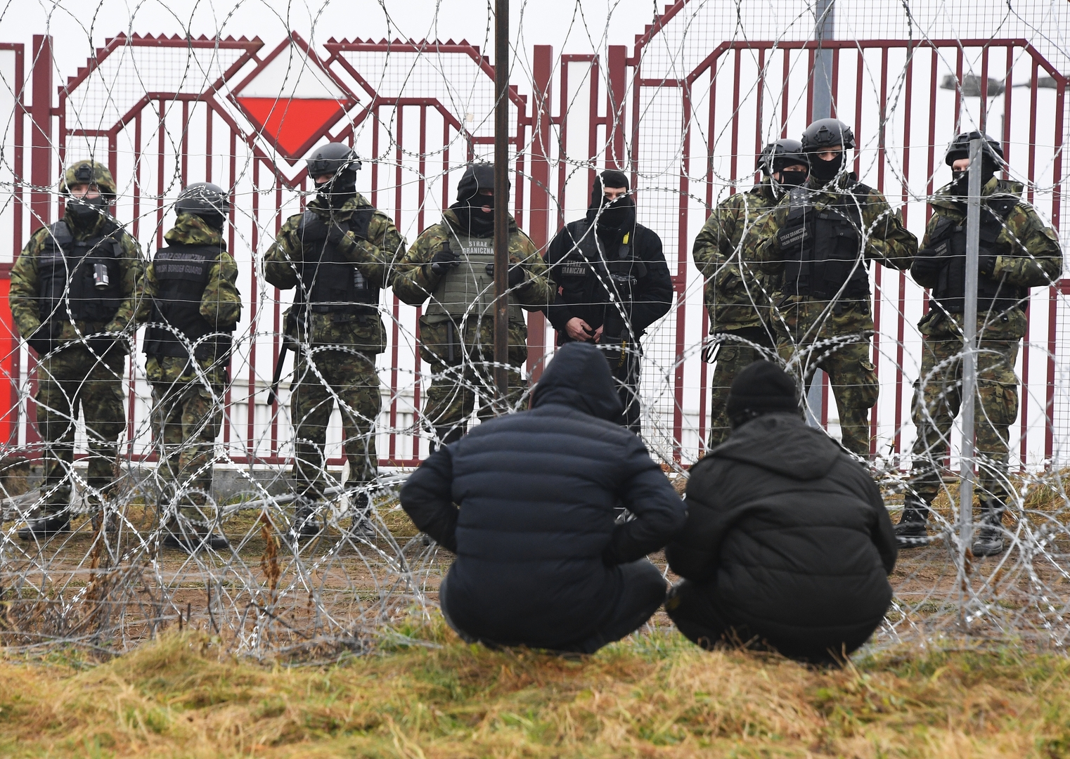 الجندي البولندي الفار إلى بيلاروس يعترف بمقتل 240 مهاجرا على الحدود