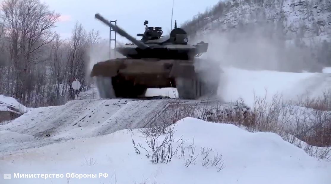 الدفاع الروسية تنشر فيديو لتدريب طواقم دبابات تي-80 في مقاطعة مورمانسك