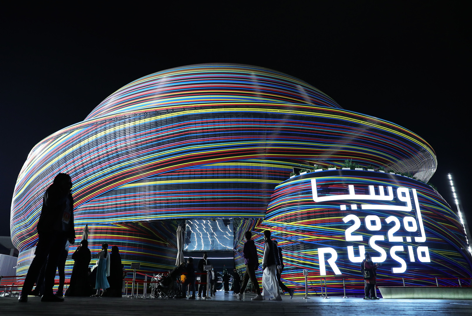 وزير الداخلية الإماراتي يشيد بجناح روسيا في معرض 