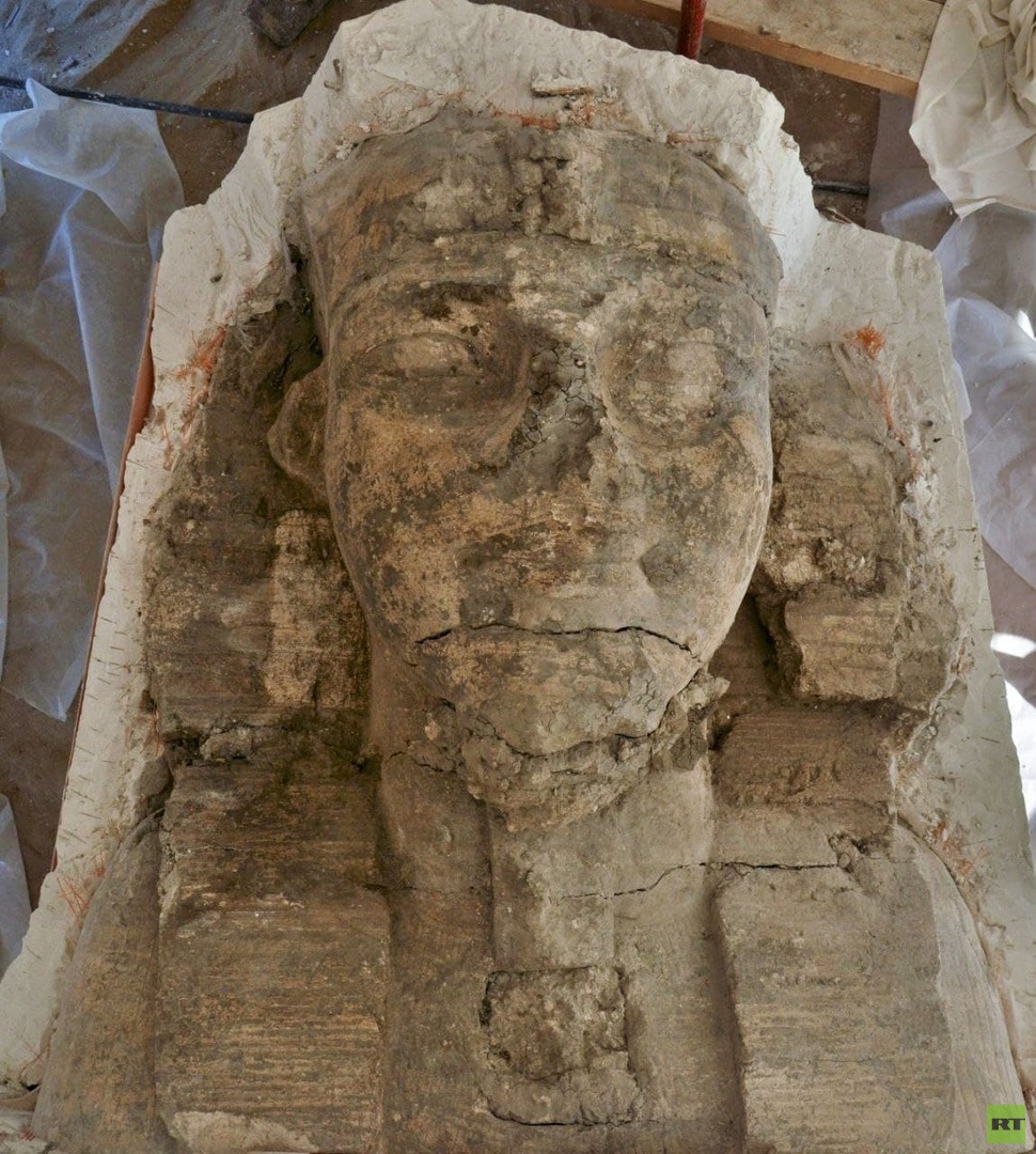 مصر.. الكشف عن تمثالين ملكيين في معبد الملك أمنحتب الثالث (صور)