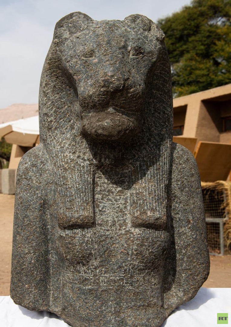 مصر.. الكشف عن تمثالين ملكيين في معبد الملك أمنحتب الثالث (صور)