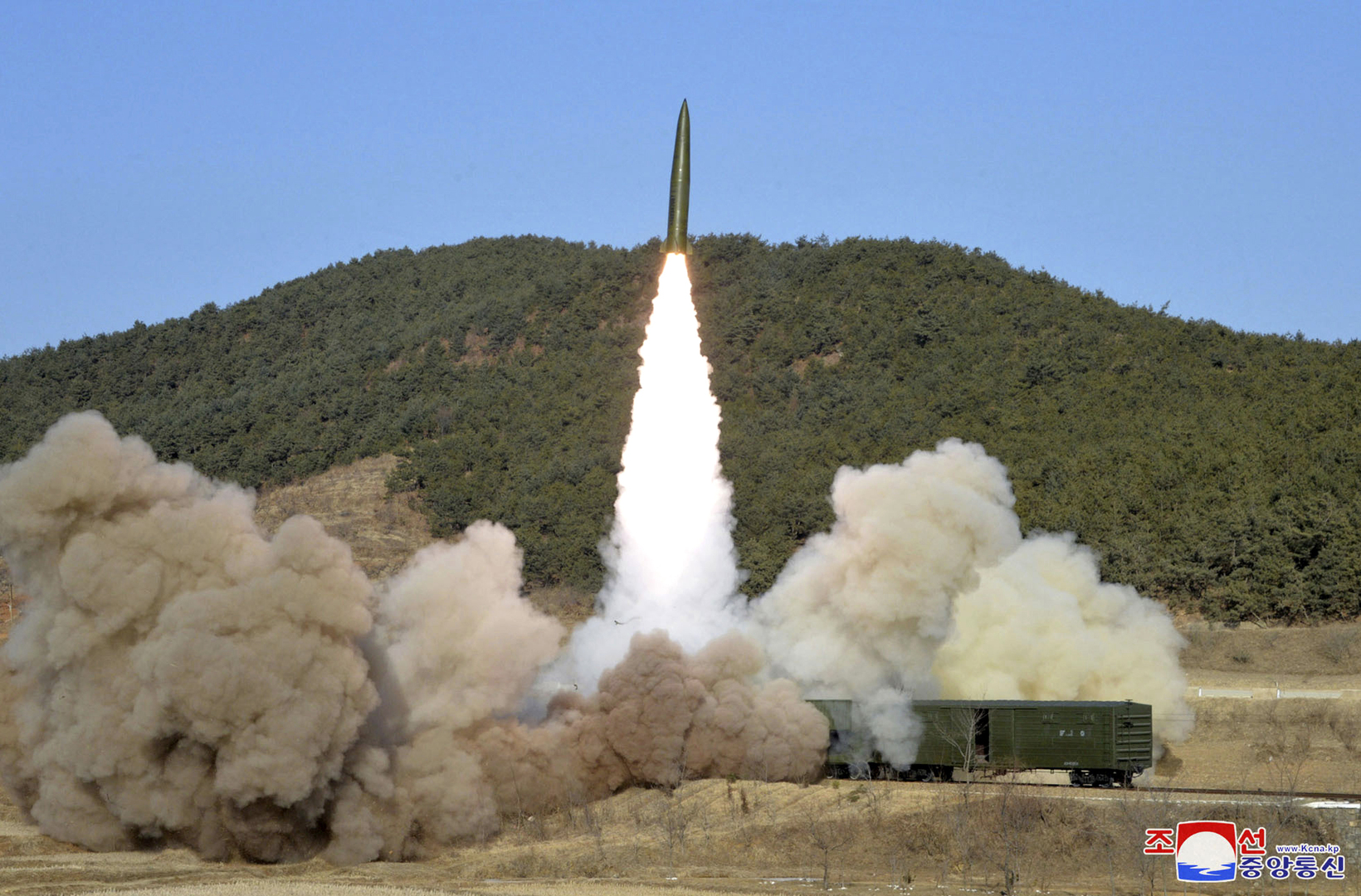 بيونغ يانغ تنشر صورا لإطلاقاتها الصاروخية  من القطار