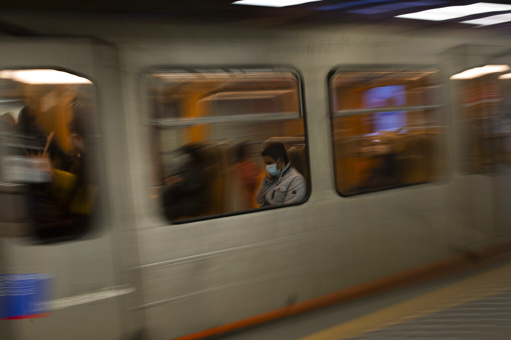 كن حذرا عند الانتظار! .. شاب يدفع امرأة أسفل عجلات قطار مترو الأنفاق في بروكسل لكن الحظ يبتسم لها