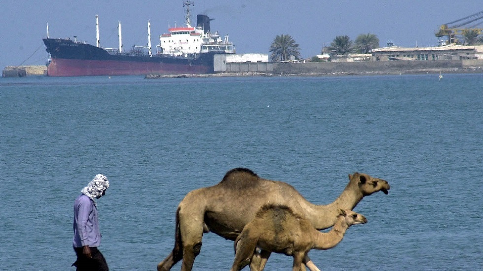 الحوثيون: التحالف منع ناقلة بنزين من دخول ميناء الحديدة