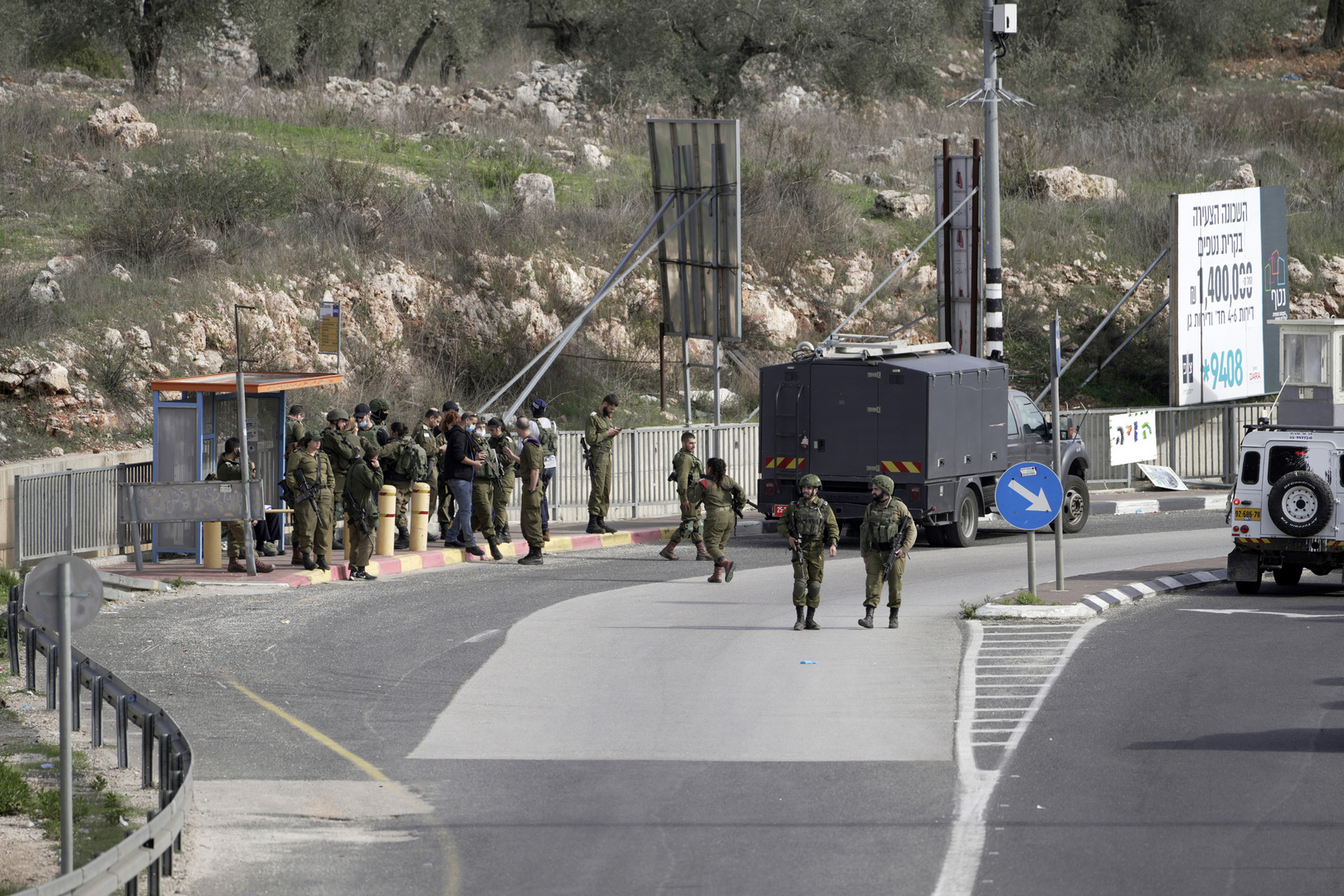 الجيش الإسرائيلي يطلق النار على فلسطيني بدعوى محاولته تنفيذ عملية طعن (فيديوهات)
