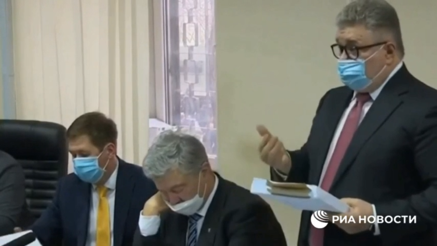 شاهد.. الرئيس الأوكراني السابق يغفو أثناء جلسة محاكمته بتهمة الخيانة العظمى