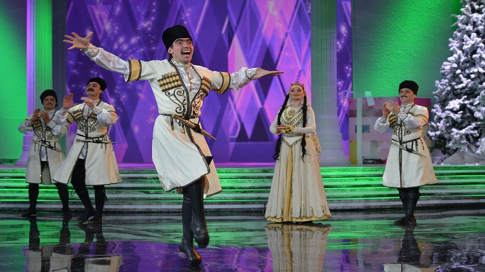 فرقة رقص داغستاني تقدم عروضها في الإمارات العربية