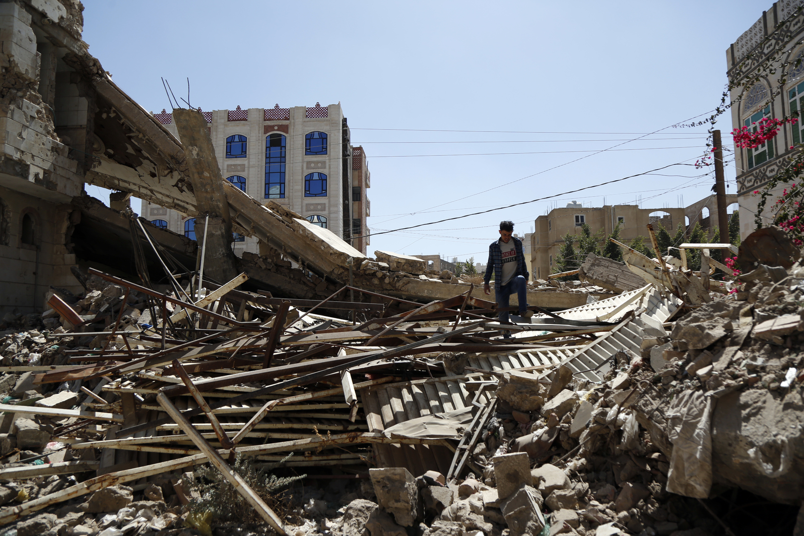 الحوثيون: التحالف العربي شن 12 غارة على صنعاء