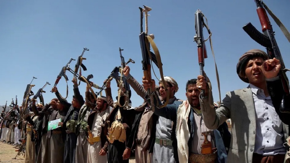 بايدن يعلن أن إدارته تدرس إعادة تصنيف الحوثيين منظمة إرهابية