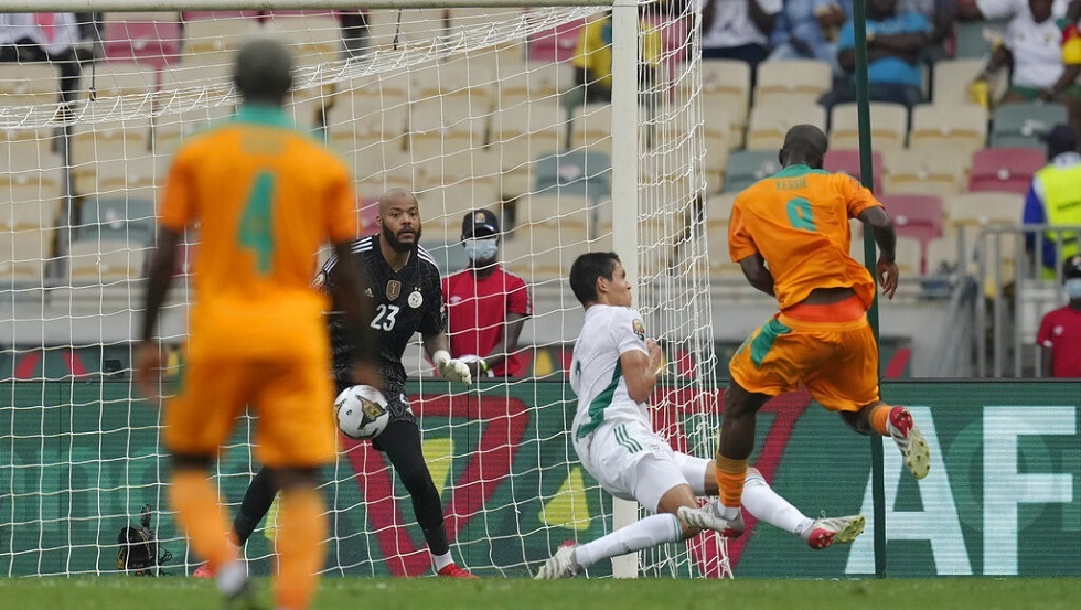 شاهد.. الجزائر تودع كأس إفريقيا بعد هزيمة ثقيلة!