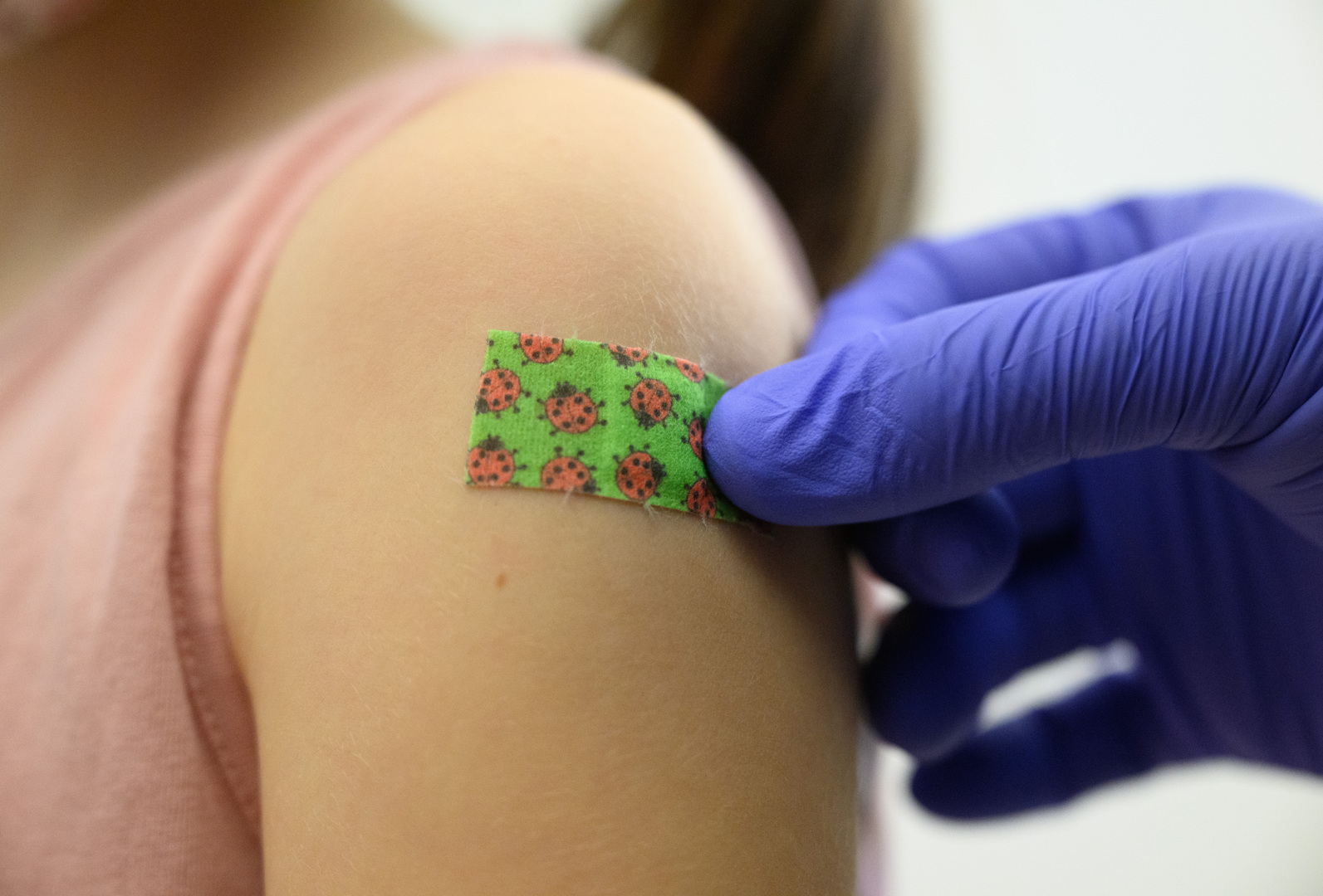 إيران تسمح بتطعيم الأطفال الذين تتراوح أعمارهم بين 5 و11 عاما بلقاحات كورونا