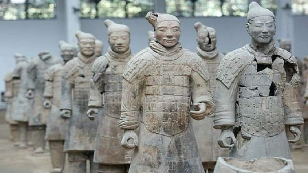 الصين.. العثور على تماثيل ذهبية وفضية في متحف جيش الطين