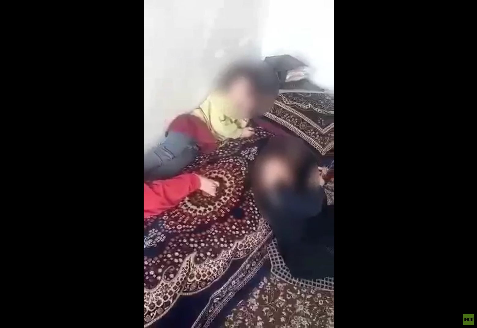 رجل أفغاني يعرض أطفاله الـ4 للبيع