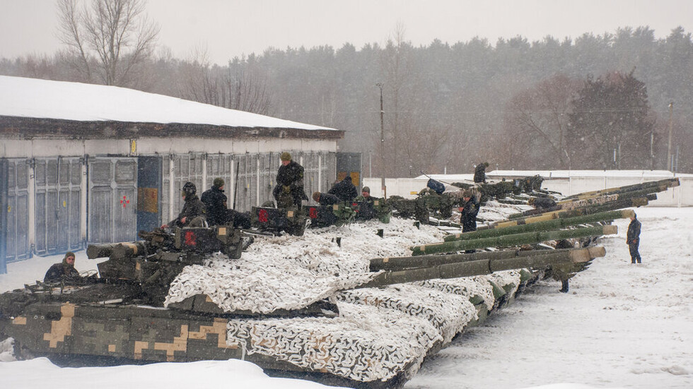 "ليس لأن الحرب قادمة قريبا".. زيلينسكي يوقع قرارا بتعزيز القدرة الدفاعية لأوكرانيا