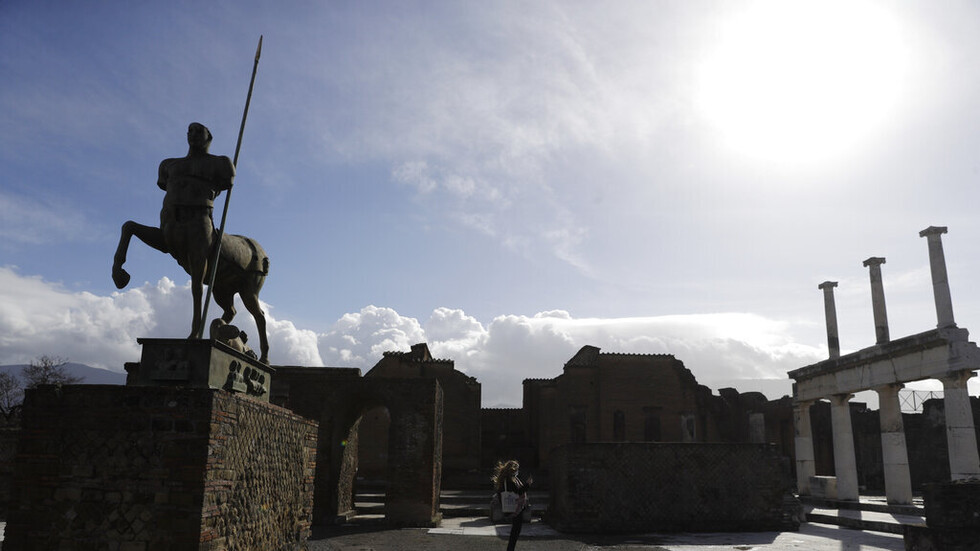 اكتشاف خوذات حرب قديمة وأنقاض معبد جنوب إيطاليا