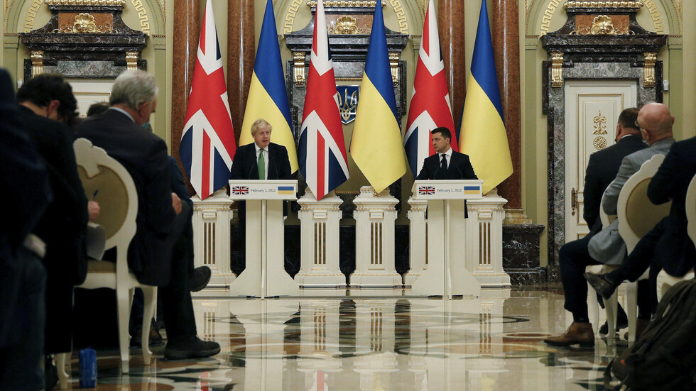 جونسون وزيلينسكي يحذران روسيا من 