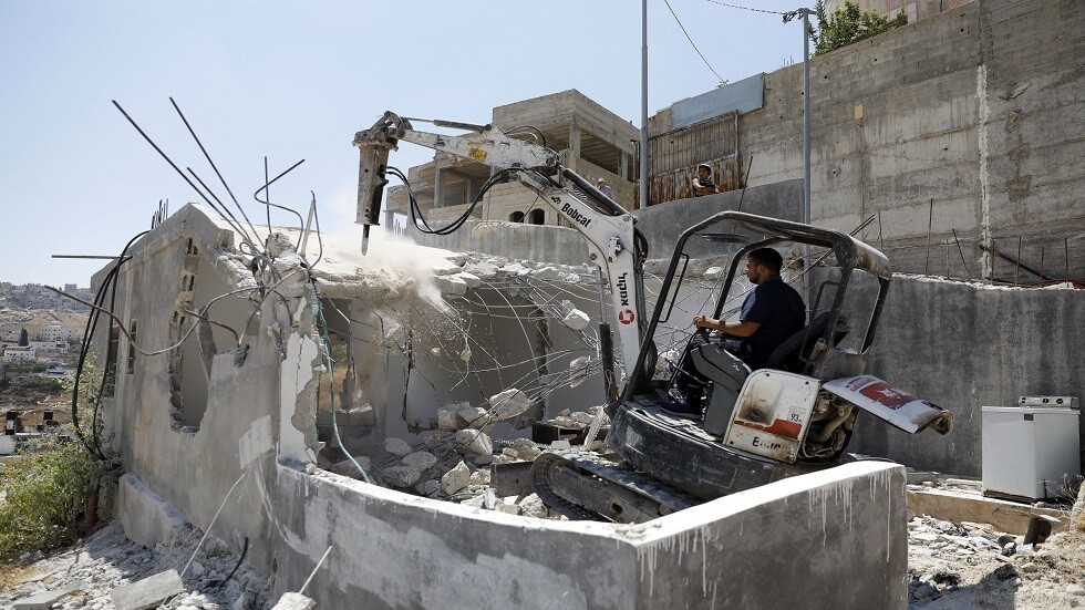 إسرائيل تجبر مواطنا فلسطينيا على هدم منزله في بلدة سلوان بالقدس