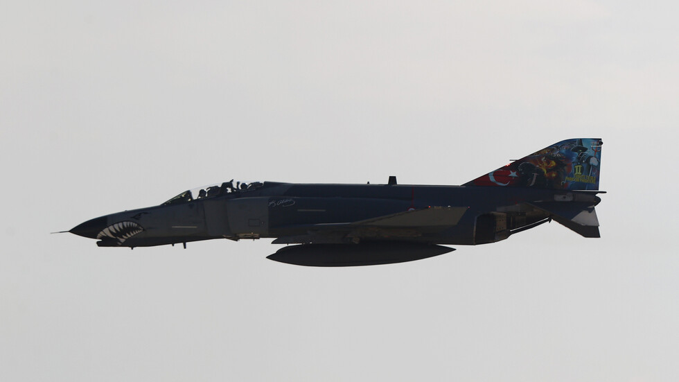 مراسلنا: إصابة 3 أشخاص بغارات جوية تركية شمال شرق سوريا