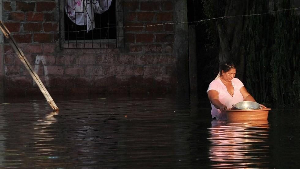 الإكوادور.. ارتفاع عدد ضحايا الفيضانات وتسرب نفطي يهدد السكان
