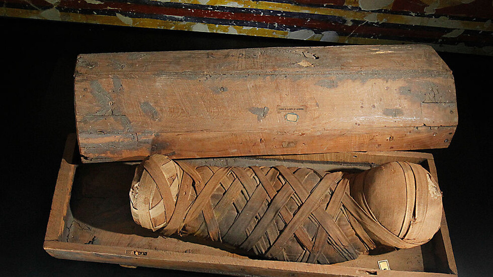 اكتشاف مومياء طفلة دفنت في مصر قبل ألفي عام مع ضمادة تغطي جرحا 