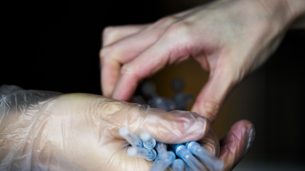 مركز الإحصاء الخليجي يكشف عدد لقاحات كورونا المعطاة وعدد الإصابات بدول الخليج