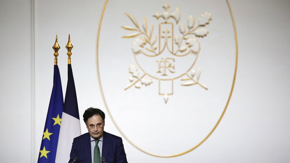 ماكرون يعلن أنه سيتشاور مع بايدن حول أوكرانيا