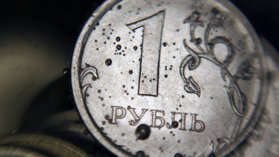 الإيكونوميست: الروبل الروسي أكثر عملة في العالم مقومة بأقل من قيمتها الحقيقية