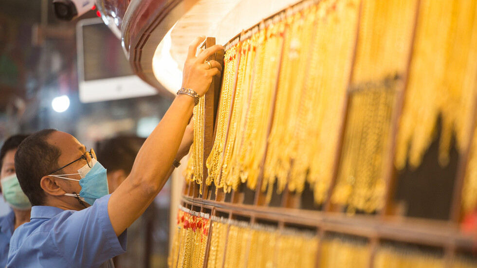 الذهب يتراجع بعد سلسلة مكاسب