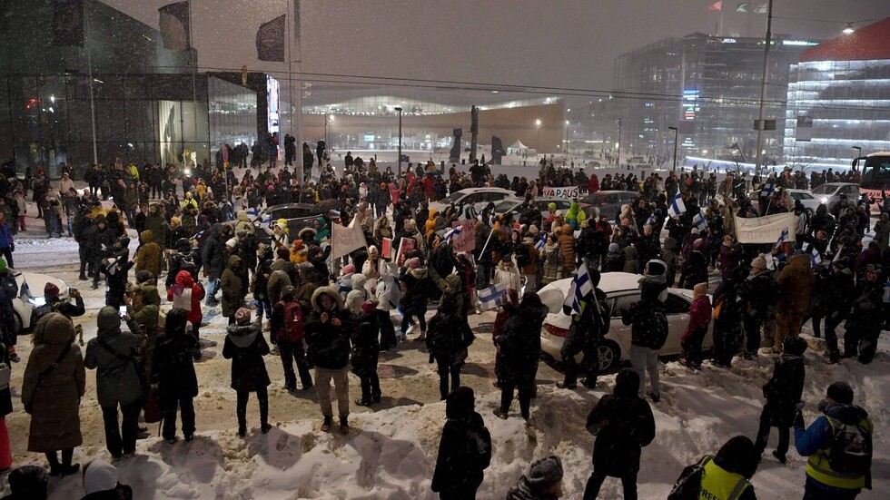 هلسنكي.. احتجاز 55 محتجا على قيود كورونا وارتفاع أسعار البنزين