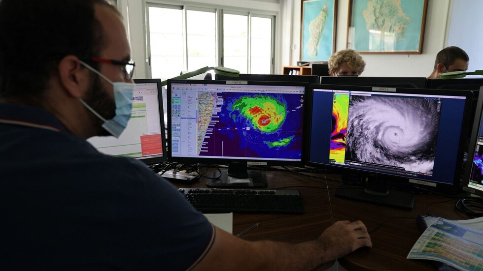 إعصار "باتسيراي" يقترب من شرق مدغشقر