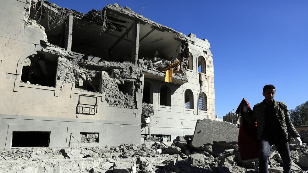 مراسلنا: دوي انفجارات عنيفة في صنعاء ناجم عن غارات يشنها التحالف العربي