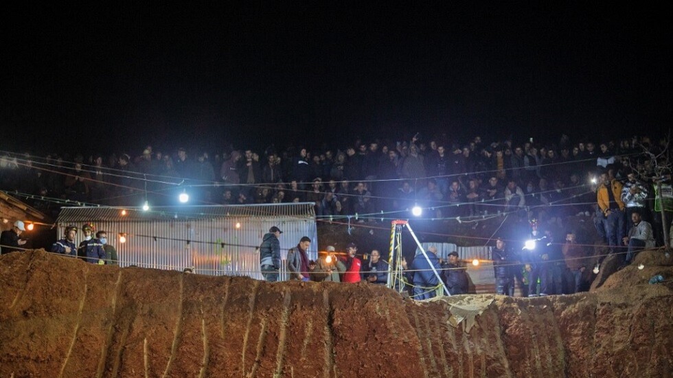 فرق الإنقاذ المغربية تنقل الطفل ريان في سيارة إسعاف بعد انتشاله من البئر