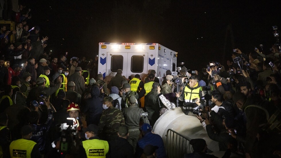 صور اللحظات الأولى بعد إخراج الطفل المغربي ريان من البئر