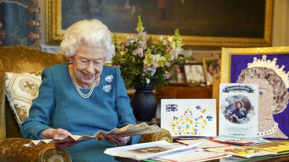 خبير يكشف سبب بقاء النظام الملكي وشعبيته في بريطانيا