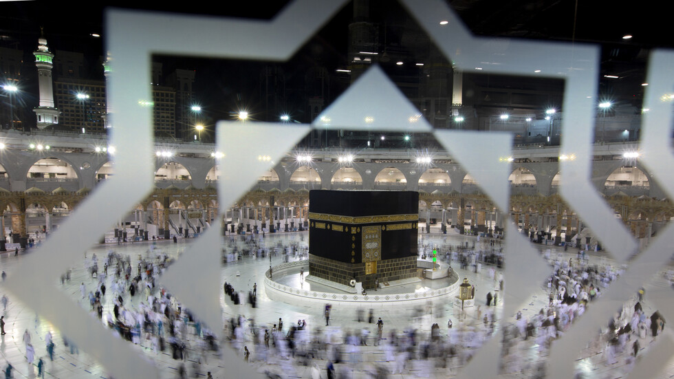 بالصور..توزيع نحو 1000 هدية على الزوار والمعتمرين في الحرم المكي