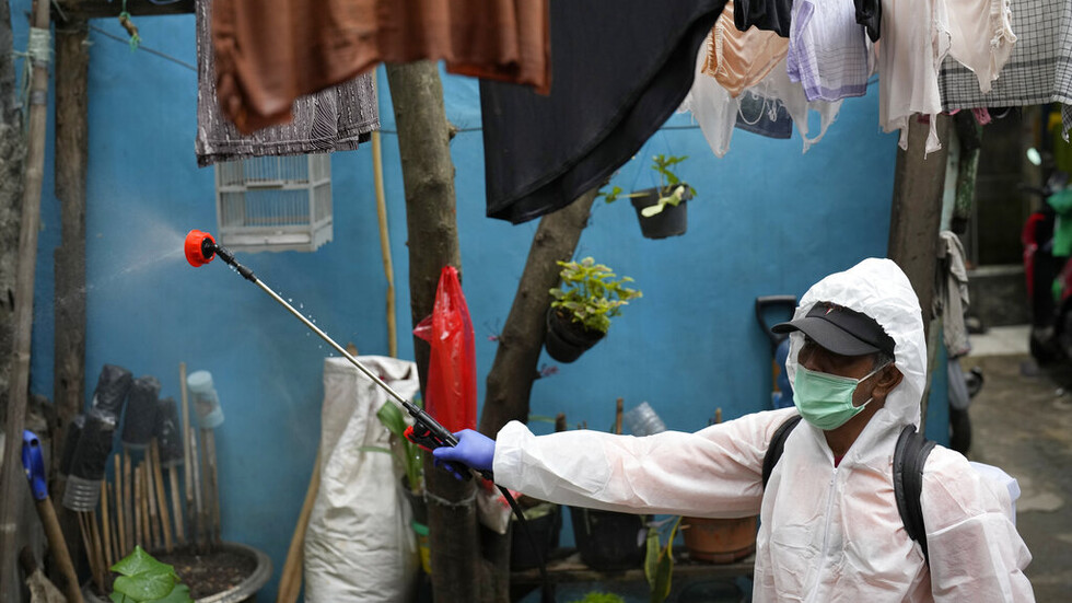 عالم: نسبة الإصابة بكورونا ستنخفض لكن المرض لن يختفي