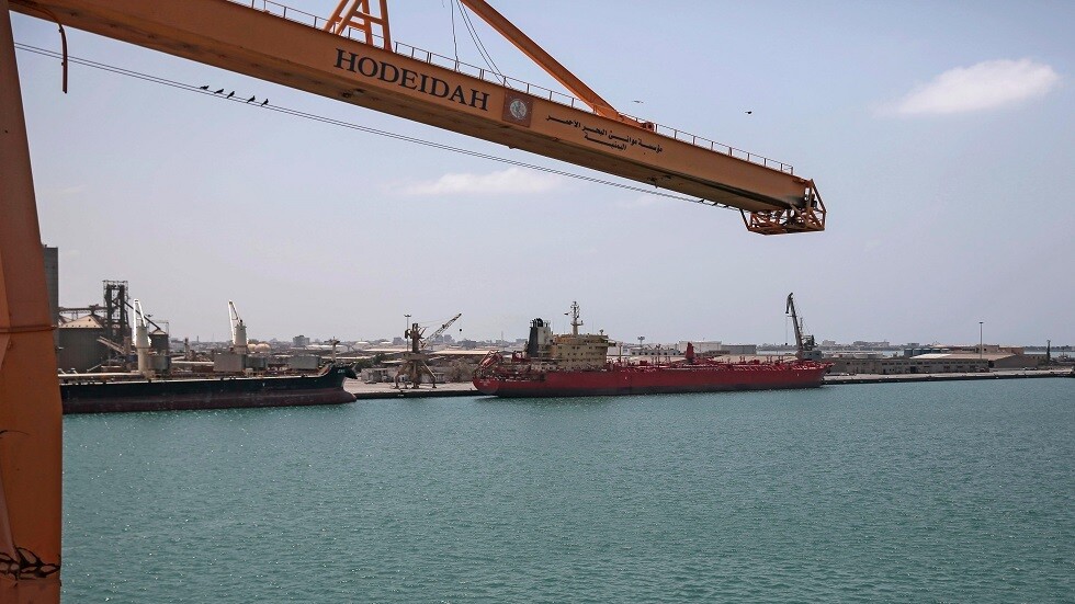 اليمن.. وصول سفينة بنزين "إسعافية" إلى ميناء الحديدة (فيديو)