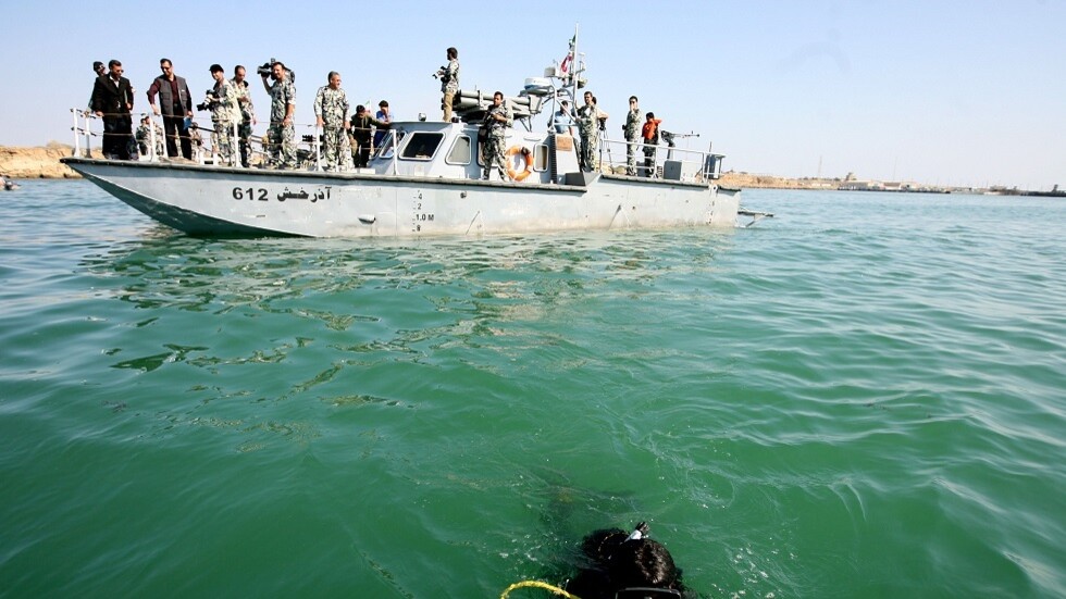 زوارق إيرانية تنقذ طاقم سفينة صينية اشتعلت فيها النيران