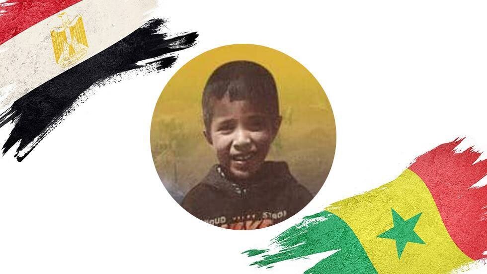 الجماهير المصرية ترفع صورة الطفل المغربي ريان خلال مباراة السنغال.. فيديو