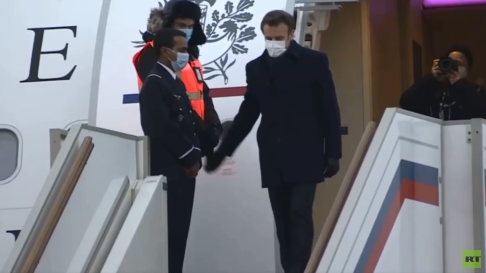 ماكرون يصل إلى موسكو للقاء بوتين