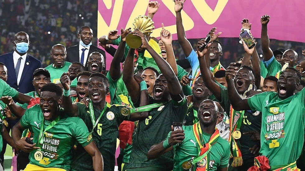 استقبال أسطوري لمنتخب السنغال في العاصمة داكار بعد تتويجه بكأس إفريقيا للمرة الأولى في تاريخه