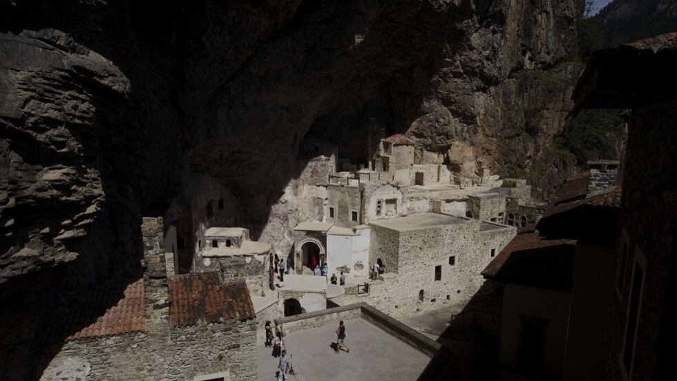 اليونان تحتج لدى تركيا بسبب حفل راقص في دير أرثوذكسي