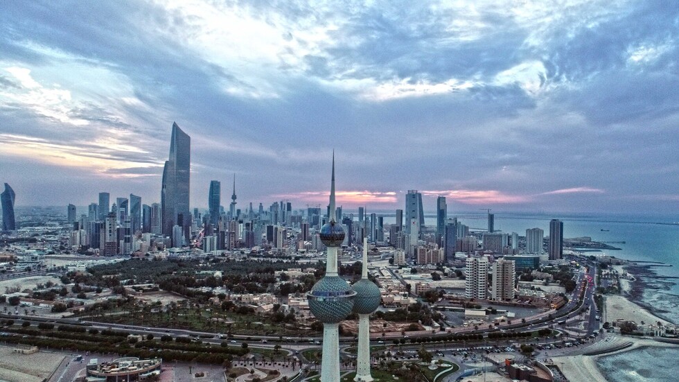 نساء يتظاهرن في الكويت احتجاجا على منع جلسة يوغا نسائية