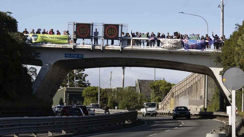 سائقو شاحنات في كندا يغلقون معبرا مع الولايات المتحدة