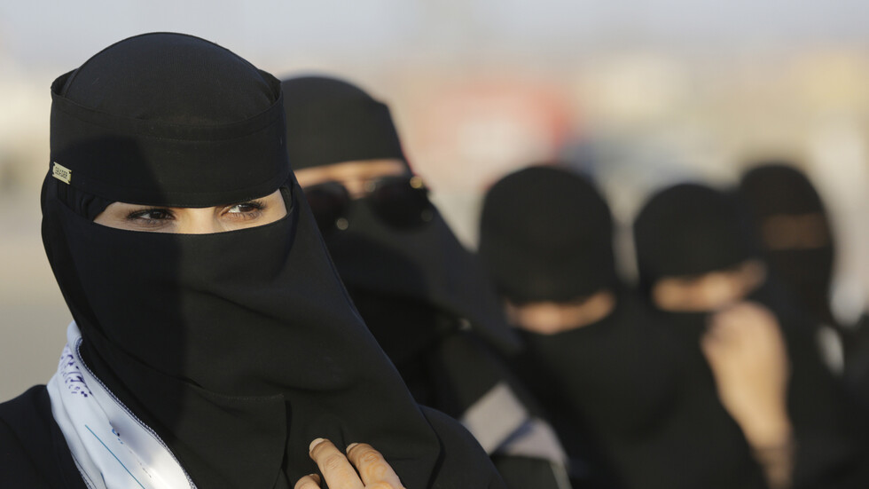بعد غضب في المملكة جراء فصل موظفات سعوديات وتعيين أجنبية..موظفة تكشف التفاصيل (فيديو)