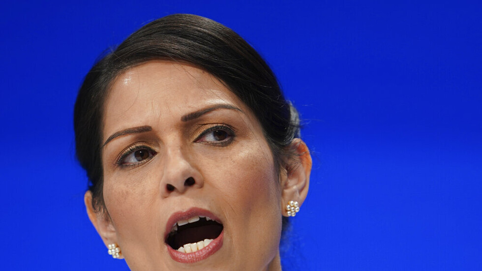 وزيرة الداخلية البريطانية تعلن تخفيض مستوى التهديد الإرهابي في البلاد