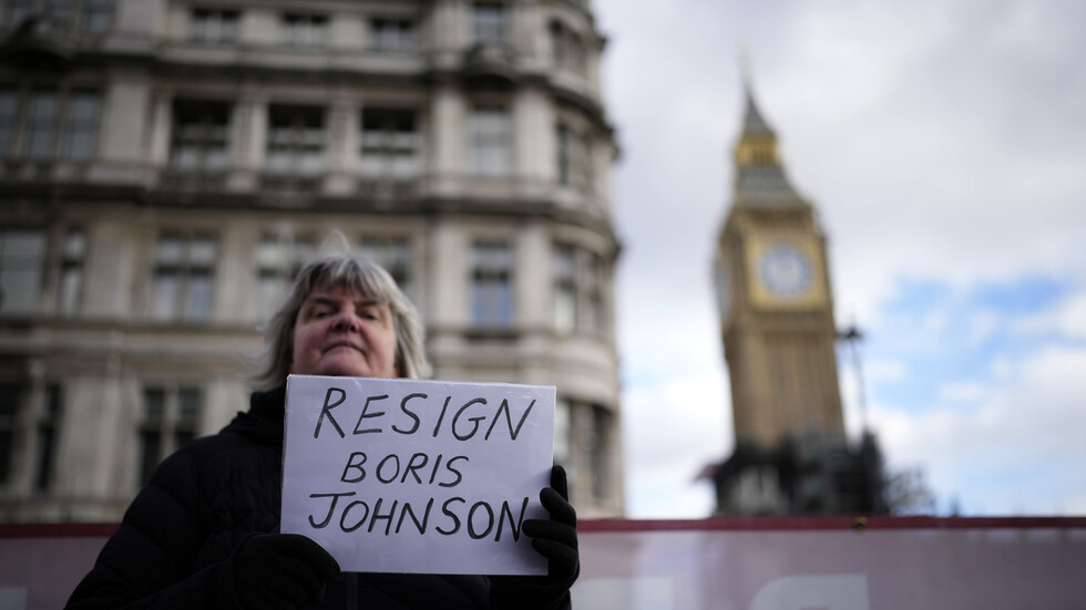 صحيفة بريطانية تسرب صورة لجونسون أثناء حفل مخالف لإجراءات الإغلاق