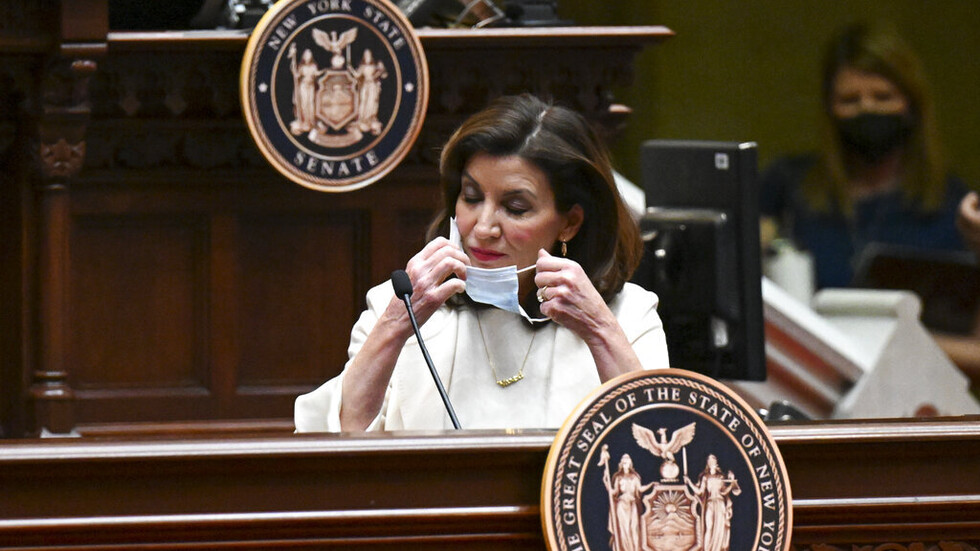 ولاية نيويورك ترفع تفويض ارتداء الكمامة في الأماكن المغلقة